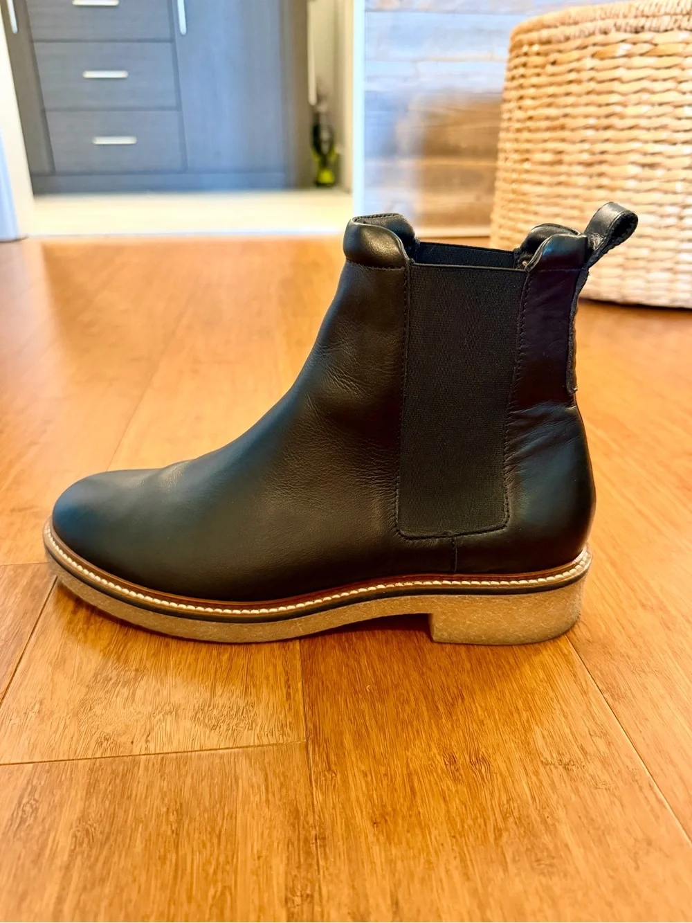 Women’s Black Everlane Chelsea Boots with Crepe Sole - Picture 4 of 6